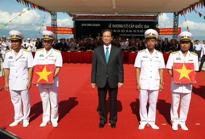 Flag raising ceremony for Vietnam’s first submarines  - ảnh 1